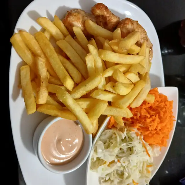 Nuggetsy z frytkami, sosem i surówkami